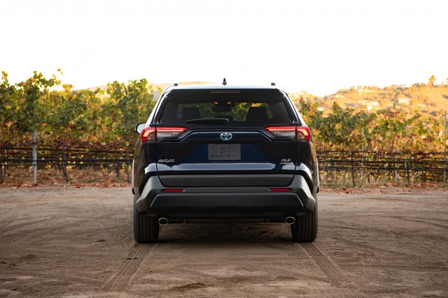 Toyota RAV4 XLE Hybrid 2018 года  (NA) (фото 20 из 26)